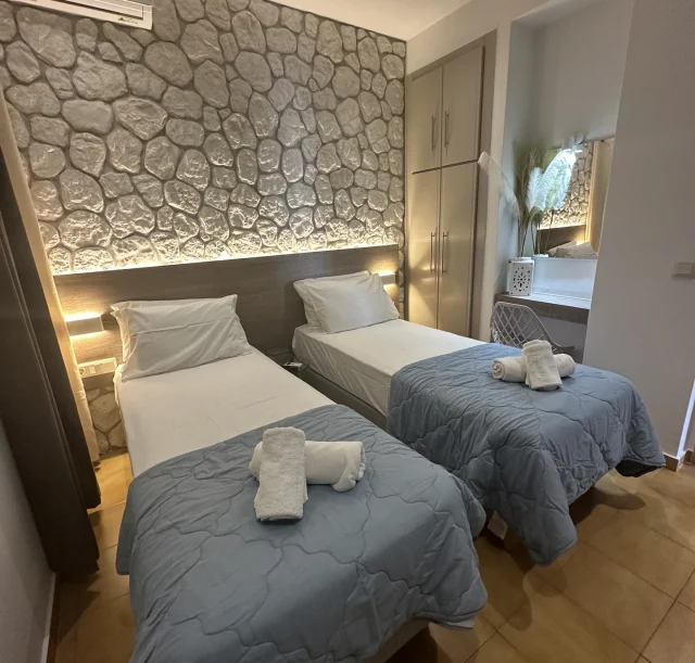 Side Sea View Apartment - Bedroom (7)
